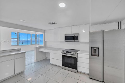 Condominio en alquiler en Miami Beach, Florida, 2 dormitorios, 235.41 m2 № 1892101 - foto 2