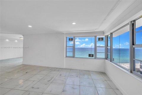 Condominio en alquiler en Miami Beach, Florida, 2 dormitorios, 235.41 m2 № 1892101 - foto 7
