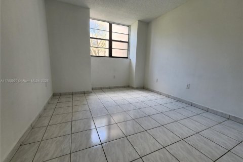 Condo in Miami, Florida, 2 bedrooms  № 1633744 - photo 9