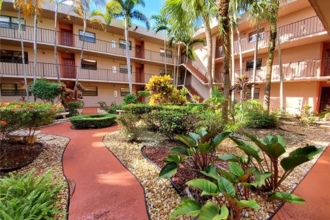Condo in Miami, Florida, 2 bedrooms  № 1633744 - photo 13
