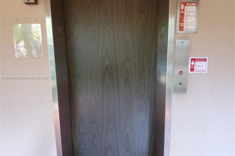 Condo in Miami, Florida, 2 bedrooms  № 1633744 - photo 12