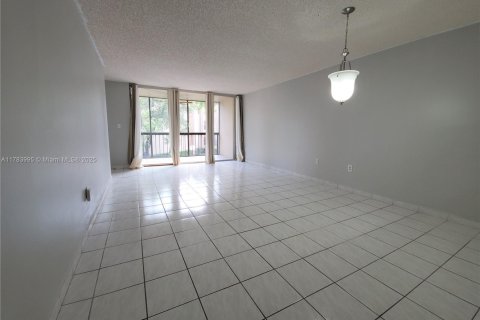 Condo in Miami, Florida, 2 bedrooms  № 1633744 - photo 2