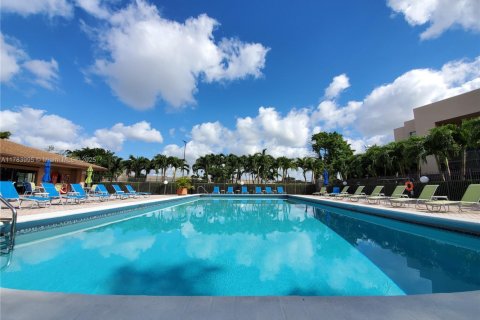 Condo in Miami, Florida, 2 bedrooms  № 1633744 - photo 1