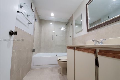 Condo in Miami, Florida, 2 bedrooms  № 1633744 - photo 10