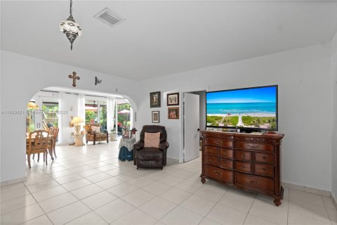 Casa en venta en North Bay Village, Florida, 3 dormitorios, 146.69 m2 № 1888294 - foto 17