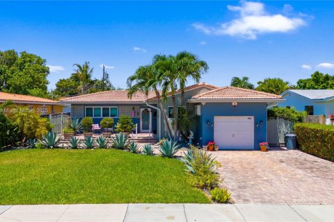Casa en venta en North Bay Village, Florida, 3 dormitorios, 146.69 m2 № 1888294 - foto 1