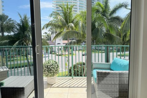 Condominio en venta en Aventura, Florida, 3 dormitorios, 156.17 m2 № 2030679 - foto 3