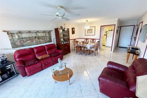 Condo in Miami, Florida, 1 bedroom  № 1802608 - photo 2