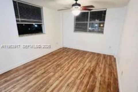 Condo in North Miami Beach, Florida, 2 bedrooms № 2153294 - photo 3