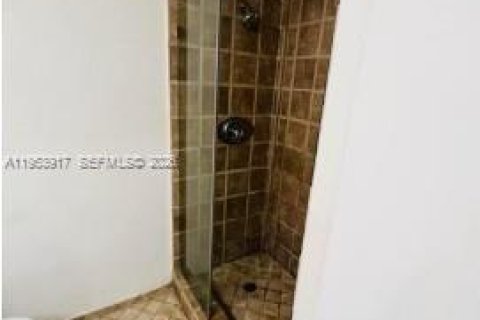 Condo in North Miami Beach, Florida, 2 bedrooms № 2153294 - photo 5