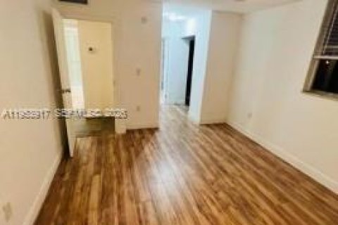 Condo in North Miami Beach, Florida, 2 bedrooms № 2153294 - photo 2