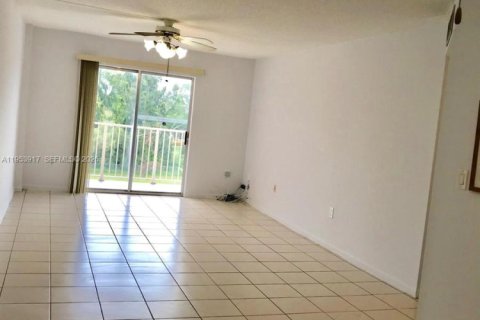 Condo in North Miami Beach, Florida, 2 bedrooms № 2153294 - photo 1