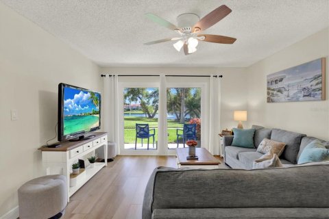 Condo in Saint Petersburg, Florida, 2 bedrooms № 2431733 - photo 9