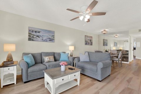 Condo in Saint Petersburg, Florida, 2 bedrooms № 2431733 - photo 12