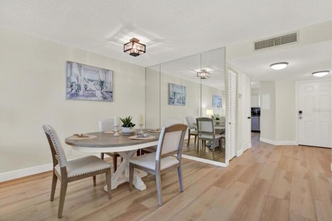 Condo in Saint Petersburg, Florida, 2 bedrooms № 2431733 - photo 6