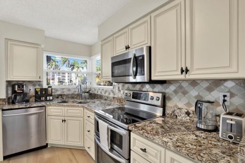 Condo in Saint Petersburg, Florida, 2 bedrooms № 2431733 - photo 2