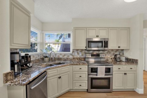 Condo in Saint Petersburg, Florida, 2 bedrooms № 2431733 - photo 3