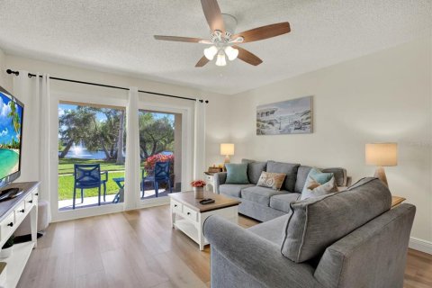 Condo in Saint Petersburg, Florida, 2 bedrooms № 2431733 - photo 11