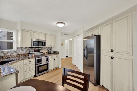 Condo in Saint Petersburg, Florida, 2 bedrooms № 2431733 - photo 5