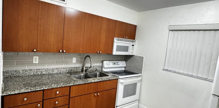 Студия в кондо в Халландейл-Бич, Флорида № 2000502