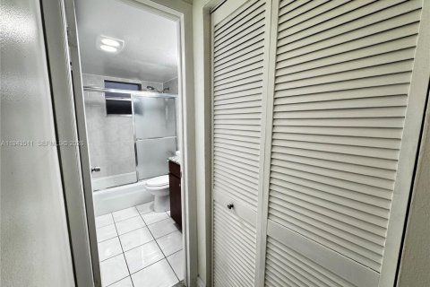 Снять в аренду кондоминиум в Халландейл-Бич, Флорида 36.23м2, № 2000502 - фото 8