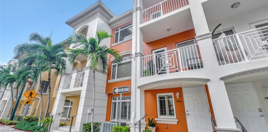 Таунхаус в Авентура, Флорида 2 спальни, 162.11м2 № 2014589