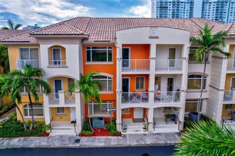 Купить таунхаус в Авентура, Флорида 2 спальни, 162.11м2, № 2014589 - фото 2