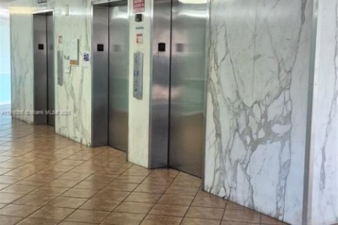 Condominio en alquiler en Miami, Florida, 2 dormitorios, 78.97 m2 № 2054684 - foto 20