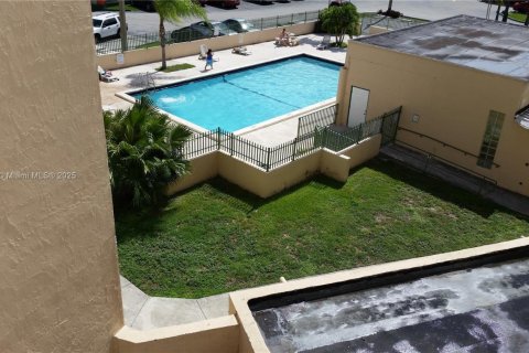 Condominio en alquiler en Miami, Florida, 2 dormitorios, 78.97 m2 № 2054684 - foto 3