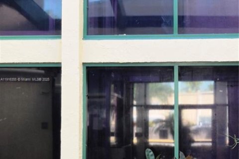 Condominio en alquiler en Miami, Florida, 2 dormitorios, 78.97 m2 № 2054684 - foto 11