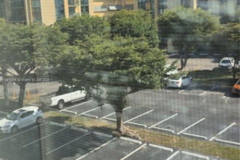 Condominio en alquiler en Miami, Florida, 2 dormitorios, 78.97 m2 № 2054684 - foto 10