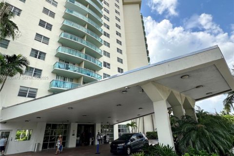 Купить кондоминиум в Санни-Айлс-Бич, Флорида 2 спальни, 139.82м2, № 2053660 - фото 14