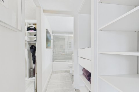 Condo in Palm Beach, Florida, 1 bedroom  № 2378708 - photo 15