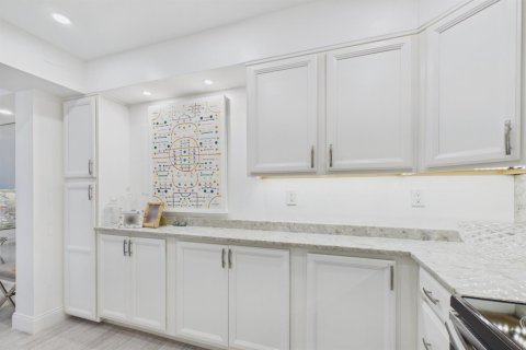 Condo in Palm Beach, Florida, 1 bedroom  № 2378708 - photo 4