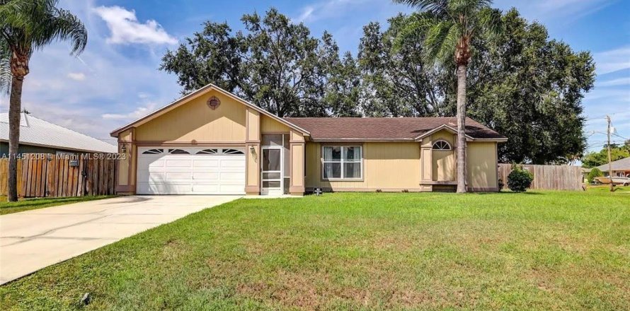 House in Port St. Lucie, Florida 3 bedrooms, 154.22 sq.m. № 2145967
