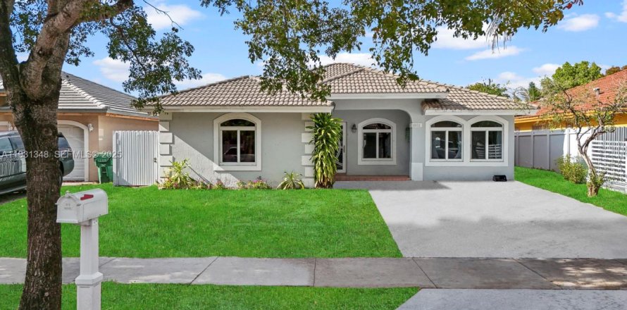 Villa ou maison à Miami Gardens, Floride 4 chambres, 153.47 m2 № 1989994