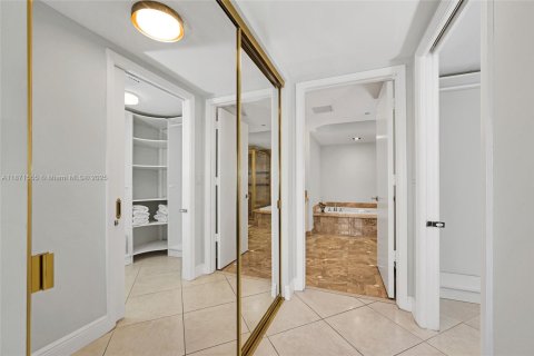 Condominio en venta en Surfside, Florida, 2 dormitorios, 117.06 m2 № 1983034 - foto 14