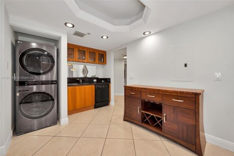 Condominio en venta en Surfside, Florida, 2 dormitorios, 117.06 m2 № 1983034 - foto 25