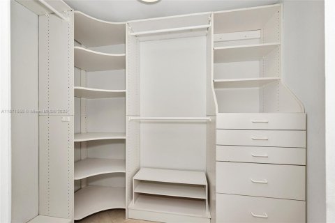 Condominio en venta en Surfside, Florida, 2 dormitorios, 117.06 m2 № 1983034 - foto 15