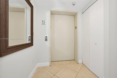 Condominio en venta en Surfside, Florida, 2 dormitorios, 117.06 m2 № 1983034 - foto 1