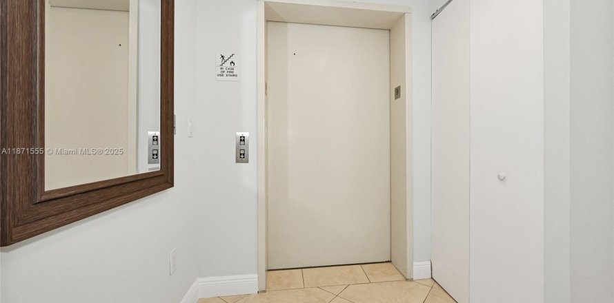 Condominio en Surfside, Florida, 2 dormitorios  № 1983034