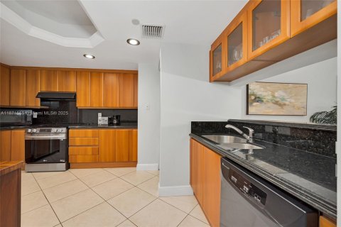 Condominio en venta en Surfside, Florida, 2 dormitorios, 117.06 m2 № 1983034 - foto 22