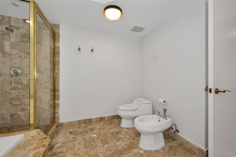 Condominio en venta en Surfside, Florida, 2 dormitorios, 117.06 m2 № 1983034 - foto 18