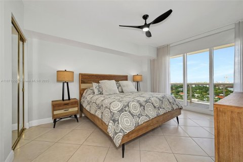 Condominio en venta en Surfside, Florida, 2 dormitorios, 117.06 m2 № 1983034 - foto 11