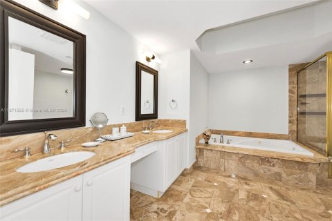 Condominio en venta en Surfside, Florida, 2 dormitorios, 117.06 m2 № 1983034 - foto 16