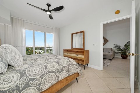 Condominio en venta en Surfside, Florida, 2 dormitorios, 117.06 m2 № 1983034 - foto 12
