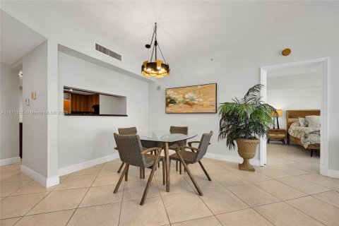 Condominio en venta en Surfside, Florida, 2 dormitorios, 117.06 m2 № 1983034 - foto 8