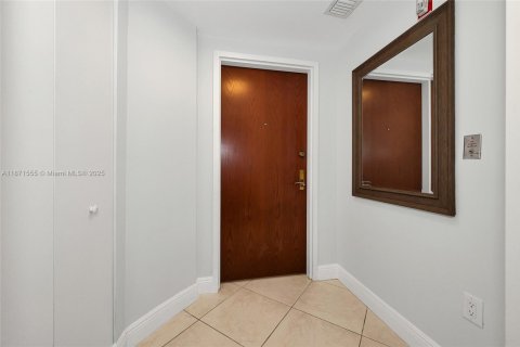 Condominio en venta en Surfside, Florida, 2 dormitorios, 117.06 m2 № 1983034 - foto 2