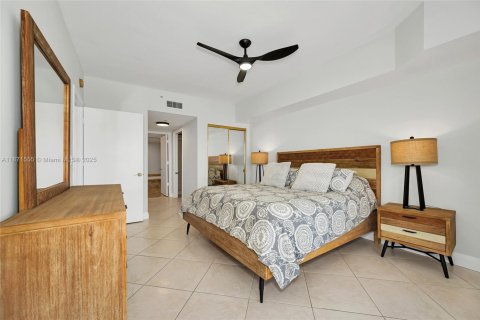 Condominio en venta en Surfside, Florida, 2 dormitorios, 117.06 m2 № 1983034 - foto 13