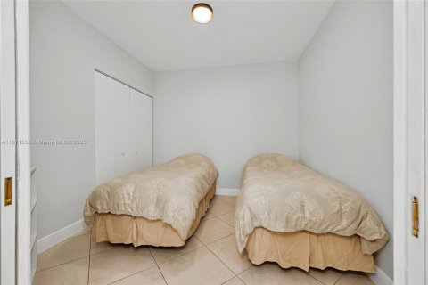 Condominio en venta en Surfside, Florida, 2 dormitorios, 117.06 m2 № 1983034 - foto 20